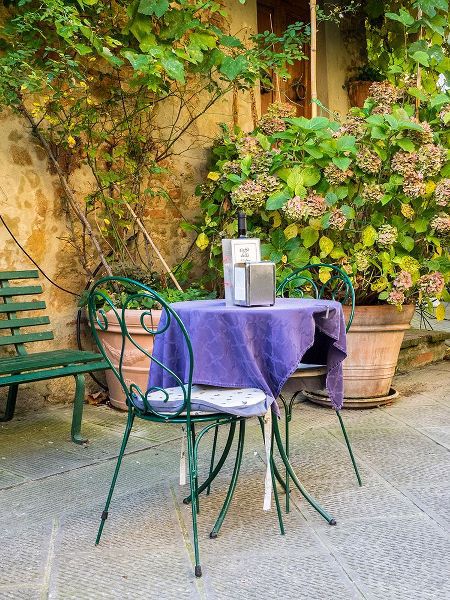 Eggers, Julie 아티스트의 Italy-Tuscany-Pienza Restaurant outside dining along the streets작품입니다.